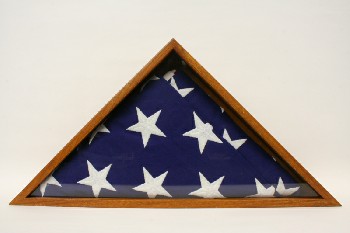 Flag, Shadow Box , TRIANGLE SHADOWBOX DISPLAY CASE W/FOLDED U.S.A. FLAG, AMERICAN MEMORIAL / VETERAN / TRIBUTE / HONOR, WOOD, BROWN