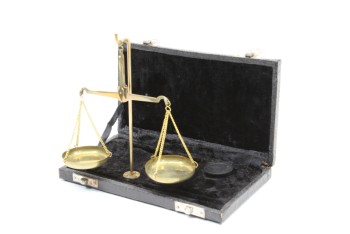 Decorative, Scale, SMALL BRASS BALANCE SCALE IN BLACK VELVET LINED CASE, METAL, BLACK