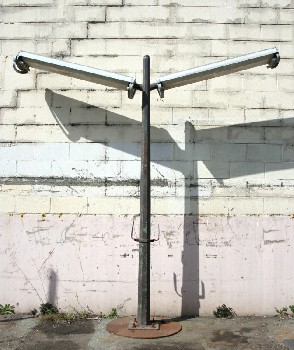 Lighting, Street Lamp, "T" OR "Y" SHAPED GAS STATION OR PARKING LOT POLE W/DOUBLE FLOURESCENT LIGHT HOLDERS, ROUND METAL BASE, OLDER STYLE, METAL, GREY