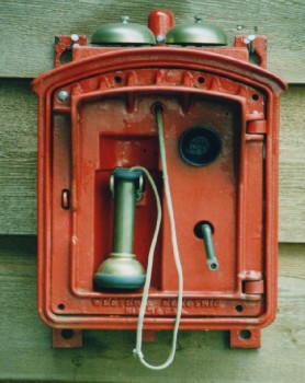 ANTIQUE EMERGENCY CALL BOX, OUTDOOR TELEPHONE W/RECIEVER, ROUNDED WALLMOUNT CASE W/HINGED DOOR, HEAVY, Smalls