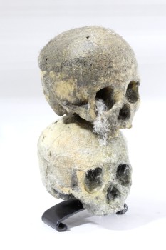 Decorative, Skull, 2 FOAM SKULLS STACKED ON HAND FORGED BLACK METAL SPIKE BASE W/CURLED FEET, FOAM, GREY