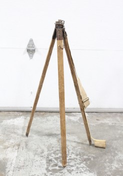 VINTAGE, HEAVY DUTY TRIPOD FOR EQUIPMENT / CAMERA / SURVEYING ETC., 40