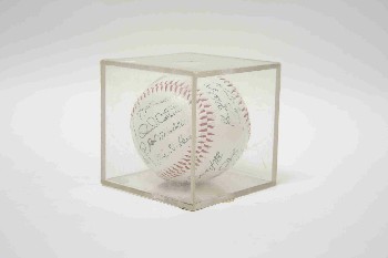 Sport, Baseball, BALL AUTOGRAPHED IN CLEAR PLEXI CUBE, Condition Not Identical To Photo, LEATHER, WHITE
