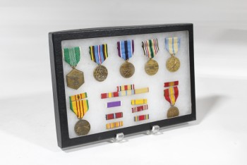 Wall Dec, Collection, CLEARED, 7 ROUND WAR MEDALS W/RIBBONS & ASSORTED BAR MEDALS, SOLDIER, ARMED FORCES, SERVICE, HUMANITARIAN, DEFENSE ETC., INSIGNIA DISPLAY, BLACK FRAME & WHITE BACKING, METAL, MULTI-COLORED