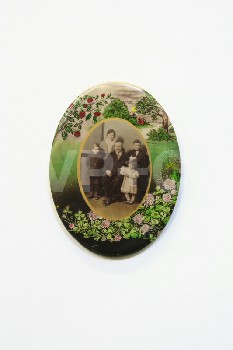 Art, Photo, CLEARABLE, ANTIQUE B&W, FAMILY PORTRAIT, GREEN OVAL W/FLORAL DESIGN FRAME, METAL, GREY