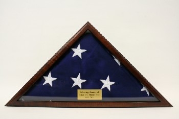 Flag, Shadow Box , TRIANGLE SHADOWBOX W/FOLDED U.S.A. FLAG, AMERICAN MEMORIAL/VETERAN DISPLAY, WOOD, BROWN