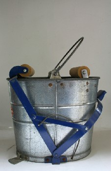 Bucket, Metal, MOP WRINGER BUCKET W/WOODEN ROLLERS & HANDLE,BLUE FRAME , METAL, GREY
