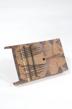 Music, Misc, THUMB OR FINGER PLUCKING PIANO, IN THE STYLE OF AFRICAN MBIRA, HANDMADE INSTRUMENT, FOLK ART LOOK W/CARVED & DRAWN LINES ARROWS & SHAPES, WOOD BOARD BODY W/METAL TINES, WOOD, BROWN