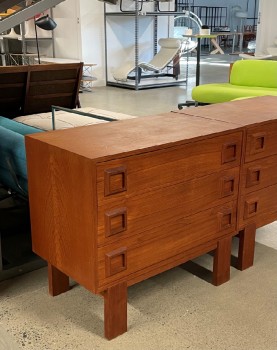 NIGHTSTAND / SIDE TABLE, ROSEWOOD OR SIMILAR, MCM, MID CENTURY MODERN, 3 DRAWERS W/MODERNIST HANDLES, FOOTED, Furniture